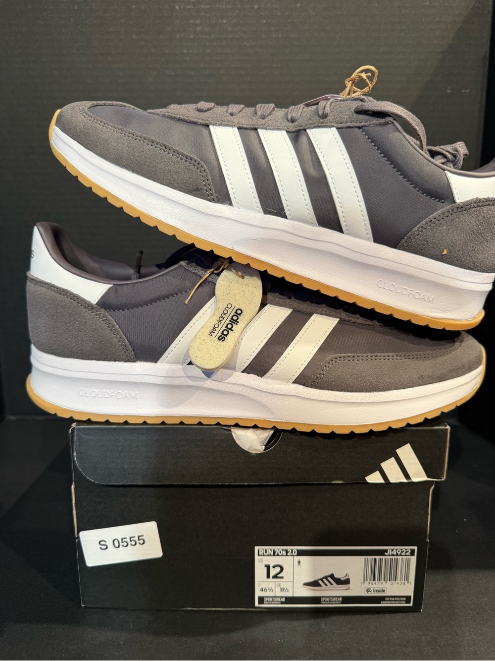 adidas Men’s Run 70s Cloudfoam Gray Low-Top Sneaker with White Stripes size 12M